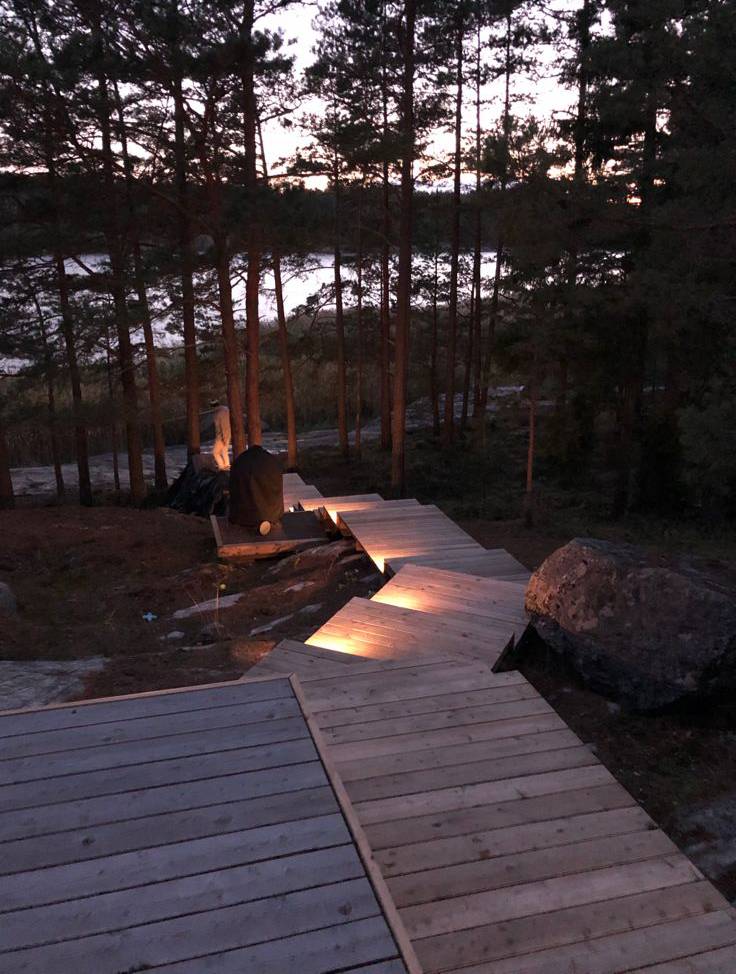 Focos de 1W en los peldaños de la escalera exterior para iluminar la escalera. La luz indirecta es suave y atmosférica y resalta los peldaños. Ledstore.fi
